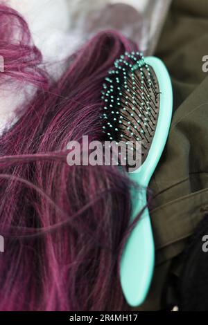 pettinare sullo sfondo dei capelli, il processo di creazione di un'acconciatura Foto Stock