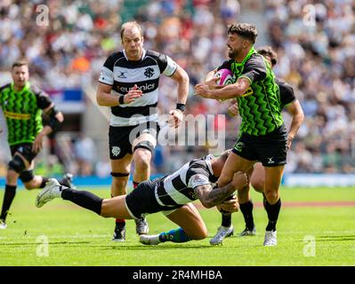 LONDRA, REGNO UNITO. 28st maggio 2023. Adam Hastings (Gloucester Rugby and Scotland) (a destra) viene affrontato durante il torneo di Barbarians contro World XV allo stadio di Twickenham domenica 28 maggio 2023. LONDRA INGHILTERRA. Credit: Taka G Wu/Alamy Live News Foto Stock