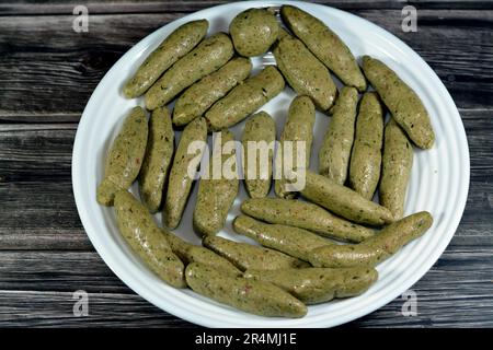 Riso kofta, un piatto delizioso e popolare in Egitto, fatto con una bella miscela di carne tritata, coriandolo, riso schiacciato, prezzemolo, aneto e fritto in profondità Foto Stock