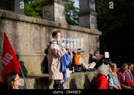 Monaco, Germania. 24th maggio, 2023. Il procuratore Adelheid Rupp ( Die Linke ) dà il suo discorso. Il 24 maggio 2023 più di 50 persone si sono unite a una protesta a Monaco, in Germania, per protestare contro la criminalizzazione dell’ultima generazione. Al mattino 15 appartamenti sono stati razziato con il sospetto di formare o sostenere un'organizzazione criminale. L'ultima generazione richiede un limite di velocità di 100 km/h sulle autostrade, un biglietto da 9 euro per i trasporti pubblici e un consiglio sociale sul clima. (Foto di Alexander Pohl/Sipa USA) Credit: Sipa USA/Alamy Live News Foto Stock