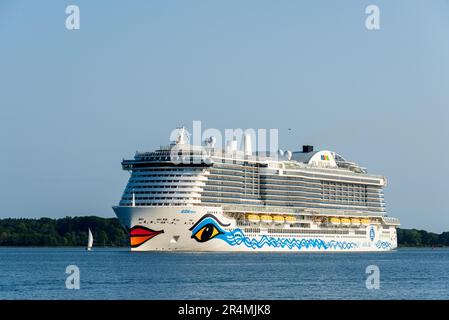 Das größte jemals in Kiel zu Gast gewesene Kreuzfahrtschiff die AIDAnova der TUI Cruises beim Auslaufen für eine Kreuzfahrt in die Ostsee nach Bergen Foto Stock