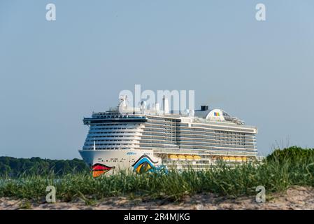 Das größte jemals in Kiel zu Gast gewesene Kreuzfahrtschiff die AIDAnova der TUI Cruises beim Auslaufen für eine Kreuzfahrt in die Ostsee nach Bergen Foto Stock