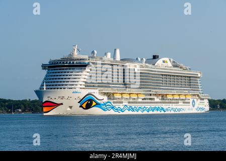 Das größte jemals in Kiel zu Gast gewesene Kreuzfahrtschiff die AIDAnova der TUI Cruises beim Auslaufen für eine Kreuzfahrt in die Ostsee nach Bergen Foto Stock