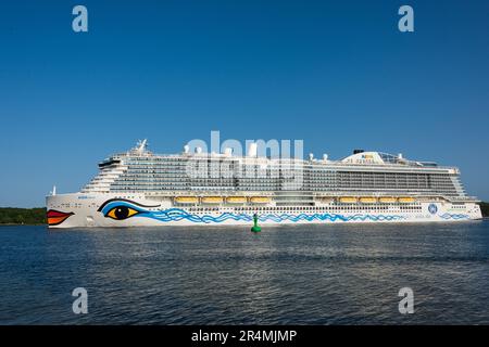 Das größte jemals in Kiel zu Gast gewesene Kreuzfahrtschiff die AIDAnova der TUI Cruises beim Auslaufen für eine Kreuzfahrt in die Ostsee nach Bergen Foto Stock