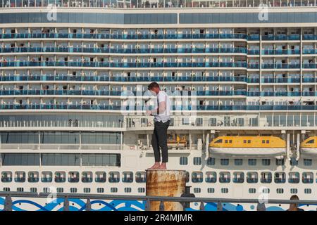 Das größte jemals in Kiel zu Gast gewesene Kreuzfahrtschiff die AIDAnova der TUI Cruises beim Auslaufen für eine Kreuzfahrt in die Ostsee nach Bergen Foto Stock