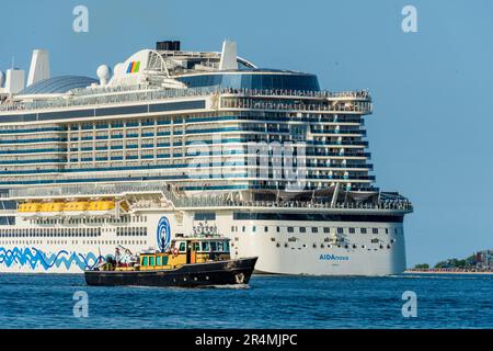 Das größte jemals in Kiel zu Gast gewesene Kreuzfahrtschiff die AIDAnova der TUI Cruises beim Auslaufen für eine Kreuzfahrt in die Ostsee nach Bergen Foto Stock