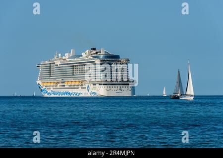 Das größte jemals in Kiel zu Gast gewesene Kreuzfahrtschiff die AIDAnova der TUI Cruises beim Auslaufen für eine Kreuzfahrt in die Ostsee nach Bergen Foto Stock