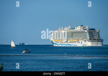 Das größte jemals in Kiel zu Gast gewesene Kreuzfahrtschiff die AIDAnova der TUI Cruises beim Auslaufen für eine Kreuzfahrt in die Ostsee nach Bergen Foto Stock