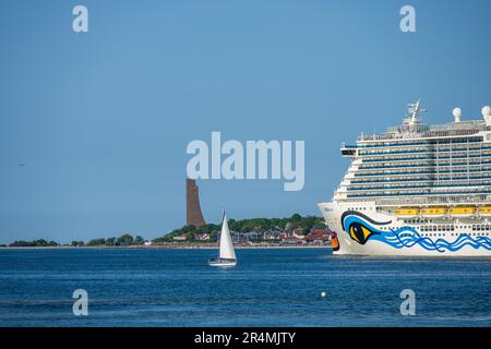 Das größte jemals in Kiel zu Gast gewesene Kreuzfahrtschiff die AIDAnova der TUI Cruises beim Auslaufen für eine Kreuzfahrt in die Ostsee nach Bergen Foto Stock