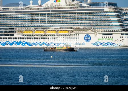 Das größte jemals in Kiel zu Gast gewesene Kreuzfahrtschiff die AIDAnova der TUI Cruises beim Auslaufen für eine Kreuzfahrt in die Ostsee nach Bergen Foto Stock