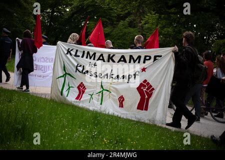 Monaco, Germania. 24th maggio, 2023. Il 24 maggio 2023 più di 50 persone si sono unite a una protesta a Monaco, in Germania, per protestare contro la criminalizzazione dell’ultima generazione. Al mattino 15 appartamenti sono stati razziato con il sospetto di formare o sostenere un'organizzazione criminale. L'ultima generazione richiede un limite di velocità di 100 km/h sulle autostrade, un biglietto da 9 euro per i trasporti pubblici e un consiglio sociale sul clima. (Foto di Alexander Pohl/Sipa USA) Credit: Sipa USA/Alamy Live News Foto Stock