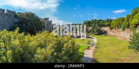 Vista delle mura vicino alla porta di Amboise, la città vecchia di Rodi, patrimonio dell'umanità dell'UNESCO, Rodi, Dodecanesi, Isole greche, Grecia, Europa Foto Stock