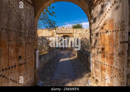 Vista della porta di Amboise, della città vecchia di Rodi, patrimonio dell'umanità dell'UNESCO, Rodi, Dodecaneso, Isole greche, Grecia, Europa Foto Stock