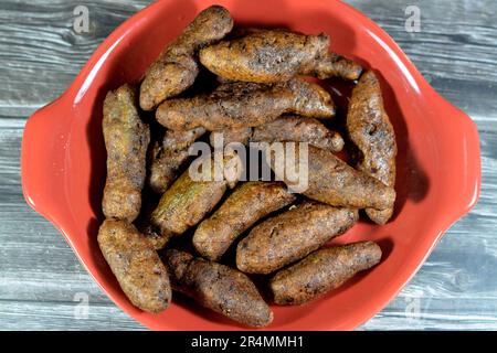 Riso kofta, un piatto delizioso e popolare in Egitto, fatto con una bella miscela di carne tritata, coriandolo, riso schiacciato, prezzemolo, aneto e fritto in profondità Foto Stock