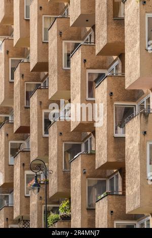 Frammento di un edificio in cemento con finestre e balconi a Varsavia, Polonia Foto Stock