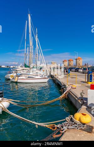 Vista del porto e del porto di Mandraki e dei mulini a vento di Rodi, della città vecchia di Rodi, patrimonio dell'umanità dell'UNESCO, di Rodi, del Dodecaneso, delle isole greche, della Grecia, Europa Foto Stock