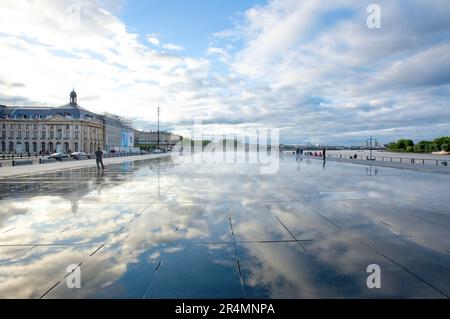 Bordeaux è una città portuale sulla Garonna nel dipartimento della Gironda nel sud-ovest della Francia. E 'la capitale della regione Nouvelle-Aquitaine, così come la prefettura del Girond Foto Stock