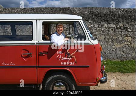 Karine Nouteau-Gautier di Loire Vintage Discovery porta gli ospiti in tour nei dintorni di Saumur con il suo mezzo di trasporto Volkswagen d'epoca, Francia Foto Stock