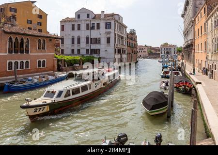 Una barca naviga lungo il canale di Cannaregio a Venezia Foto Stock