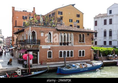 Un palazzo medievale sul canale di Cannaregio a Venezia Foto Stock