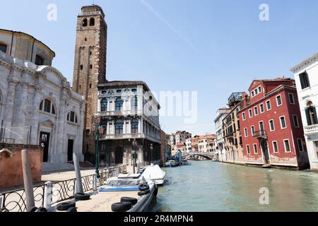 Vista lungo il canale di Cannaregio a Venezia con la chiesa di Santa Geramia e Lucia e Palazzo Labia sulla sinistra Foto Stock