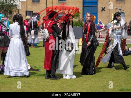 © Jeff Moore MCM Comic con Londra 28th maggio 2023 i giocatori di Cos vestiti come Daleks dal programma televisivo Dr Who at alla Comic con in coda excel per un caffè. Foto Stock