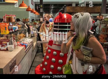 © Jeff Moore MCM Comic con Londra 28th maggio 2023 i giocatori di Cos vestiti come Daleks dal programma televisivo Dr Who at alla Comic con in coda excel per un caffè. Foto Stock