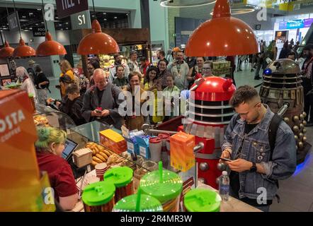 © Jeff Moore MCM Comic con Londra 28th maggio 2023 i giocatori di Cos vestiti come Daleks dal programma televisivo Dr Who at alla Comic con in coda excel per un caffè. Foto Stock