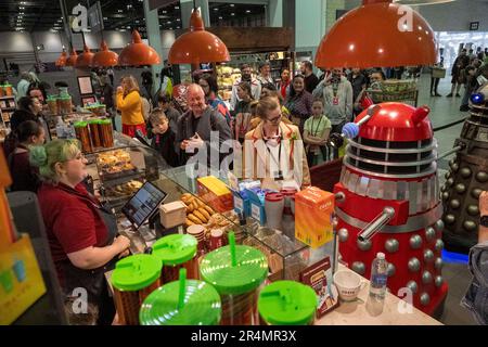 © Jeff Moore MCM Comic con Londra 28th maggio 2023 i giocatori di Cos vestiti come Daleks dal programma televisivo Dr Who at alla Comic con in coda excel per un caffè. Foto Stock