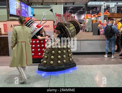 © Jeff Moore MCM Comic con Londra 28th maggio 2023 i giocatori di Cos vestiti come Daleks dal programma televisivo Dr Who at alla Comic con in coda excel per un caffè. Foto Stock