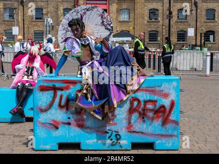 © Jeff Moore MCM Comic con Londra 28th Maggio 2023 Cos Players at Comic con at excel in London Goting the hot Weather . Foto Stock