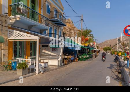 Vista degli edifici colorati che allineano il porto di Symi Town, Symi Island, Dodecaneso, Isole greche, Grecia, Europa Foto Stock