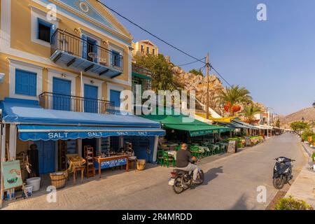 Vista degli edifici colorati che allineano il porto di Symi Town, Symi Island, Dodecaneso, Isole greche, Grecia, Europa Foto Stock