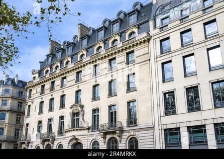 Parigi, bell'edificio, antica facciata boulevard Hausmann Foto Stock