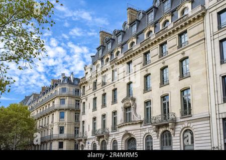 Parigi, bell'edificio, antica facciata boulevard Hausmann Foto Stock