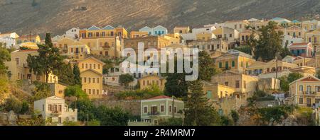 Vista degli edifici colorati che allineano il porto di Symi Town, Symi Island, Dodecaneso, Isole greche, Grecia, Europa Foto Stock