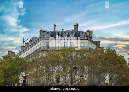 Parigi, bell'edificio, antica facciata boulevard Hausmann Foto Stock