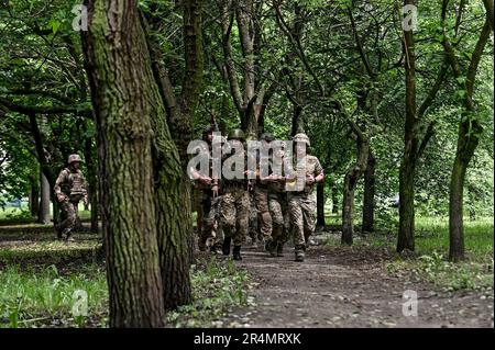 REGIONE DI ZAPORIZHZHIA, UCRAINA - 28 MAGGIO 2023 - il personale militare della Brigata d'assalto della montagna del 128th partecipa alla corsa di castagno del 30th, Zaporizhzhia Re Foto Stock