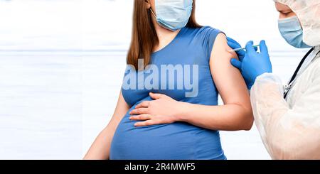 Vaccinazione in gravidanza. Donna incinta in maschera di faccia ottenere vaccinato in clinica. Medico che dà il vaccino di Corona Virus iniezione paziente. Covid-19 influenza Pro Foto Stock