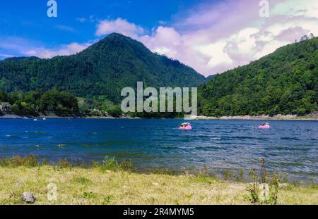 Veduta aerea di Telaga Sarangan o del Lago Sarangan, Magetan, Giava Orientale, Indonesia. Riprese con droni. Foto Stock