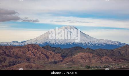 Vista mozzafiato di Agri Dagi - Monte Ararat, Monte Ararat, la montagna più alta nella parte più orientale della Turchia, considerato nel cristianesimo la r Foto Stock