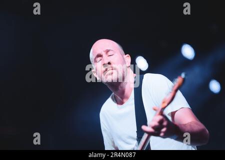 Copenaghen, Danimarca. 11th maggio 2023. La band strumentale rock nordirlandese e so i Watch You from Afar si esibiscono in un concerto dal vivo durante il mini-festival Un colossale weekend 2023 a Copenhagen. (Photo credit: Gonzales Photo - Peter Troest). Foto Stock