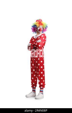 Clown in costume rosso posa con braccia piegate isolate su sfondo bianco Foto Stock