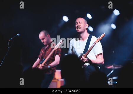 Copenaghen, Danimarca. 11th maggio 2023. La band strumentale rock nordirlandese e so i Watch You from Afar si esibiscono in un concerto dal vivo durante il mini-festival Un colossale weekend 2023 a Copenhagen. (Photo credit: Gonzales Photo - Peter Troest). Foto Stock