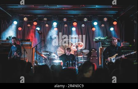 Copenaghen, Danimarca. 13th maggio 2023. Il trio post-rock norvegese Astrosaur esegue un concerto dal vivo durante il mini-festival Un colossale weekend 2023 a Copenhagen. (Photo credit: Gonzales Photo - Peter Troest). Foto Stock