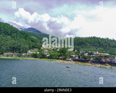 Veduta aerea di Telaga Sarangan o del Lago Sarangan, Magetan, Giava Orientale, Indonesia. Riprese con droni. Foto Stock