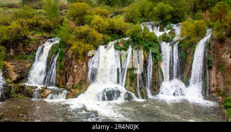 La cascata di Muradiye, situata sull'autostrada Van - Doğubeyazıt, è una meraviglia naturale spesso visitata dai turisti in Van. Foto Stock