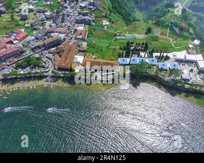 Veduta aerea di Telaga Sarangan o del Lago Sarangan, Magetan, Giava Orientale, Indonesia. Riprese con droni. Foto Stock