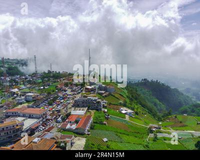 Veduta aerea di Telaga Sarangan o del Lago Sarangan, Magetan, Giava Orientale, Indonesia. Riprese con droni. Foto Stock