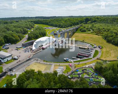 Vista aerea dal drone dell'ascensore rotante Falkirk Wheel sui canali Forth e Clyde e Union a Falkirk, Scozia, Regno Unito Foto Stock